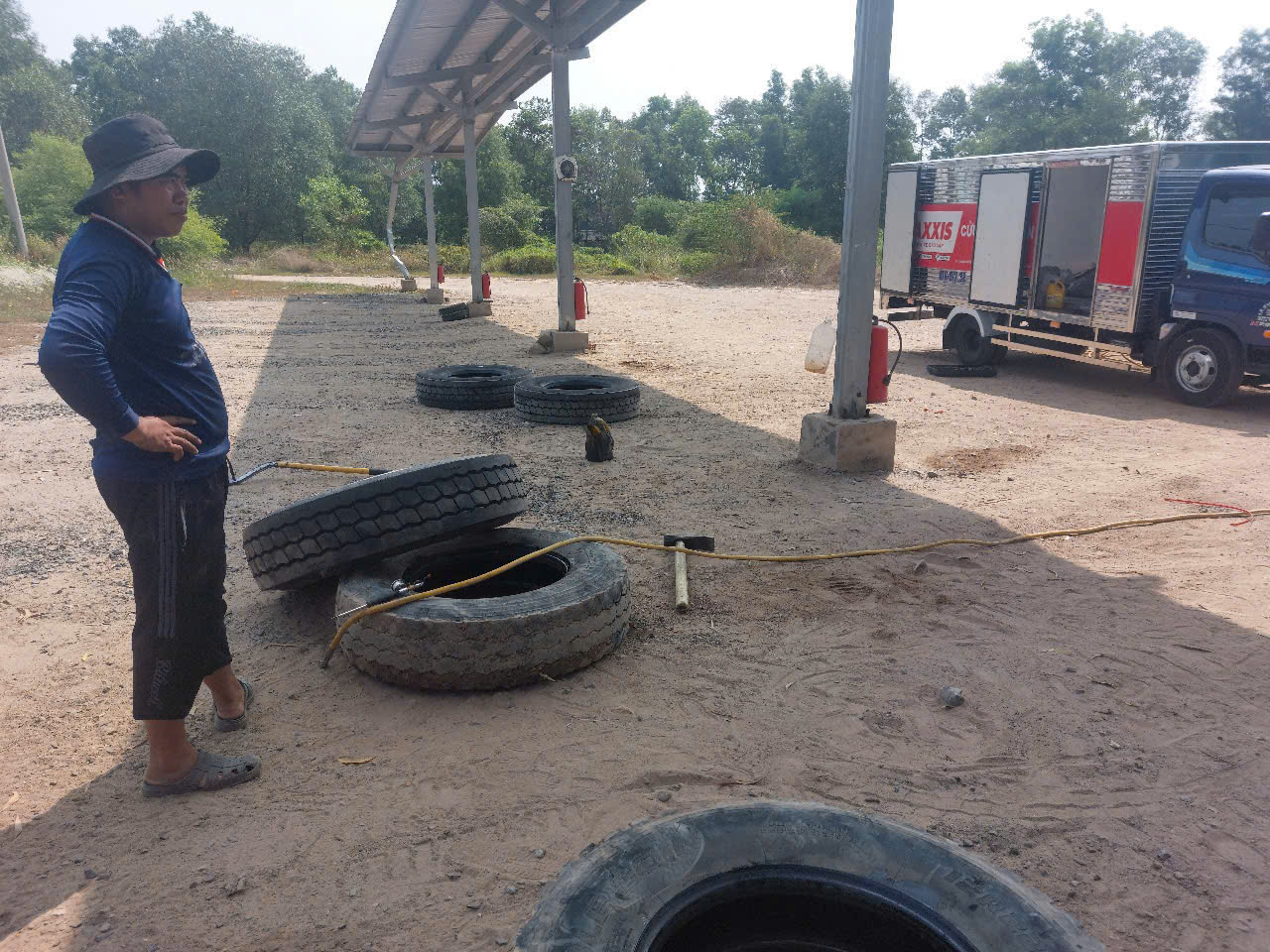 Dịch vụ vá vỏ xe tải lưu động tại kho bãi công ty – 24/7, giá tốt